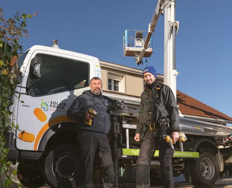 Techniciens-installation-photovoltaique-SolairForez-09519